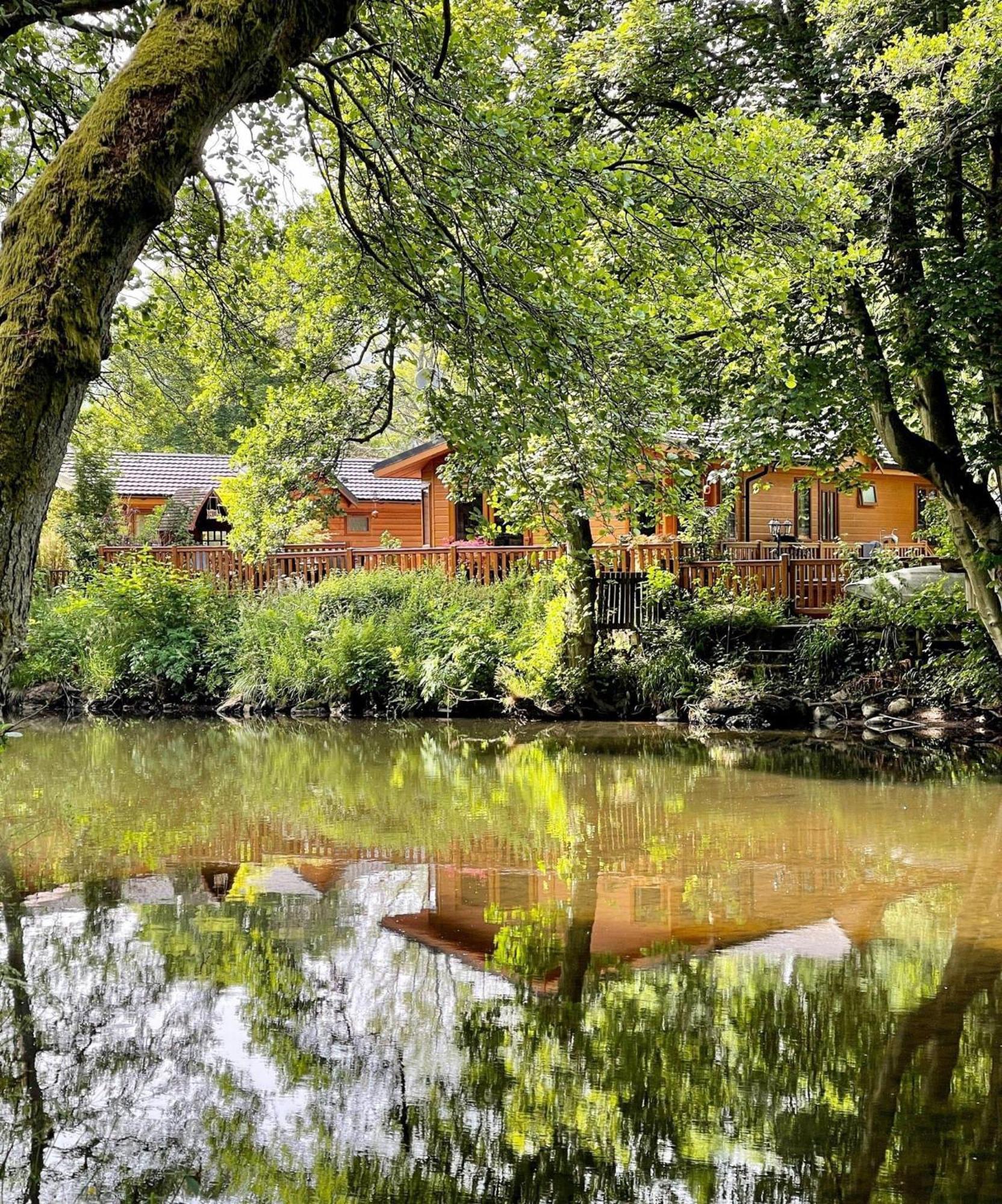 Riverbank Lodge Dollar 外观 照片
